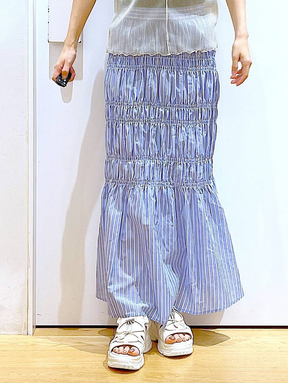 ホワイト系のサンダル、ホワイト系のTシャツ/カットソー、ブラック系のTシャツ/カットソーを着用したレディースの夏コーディネートの8枚目の写真