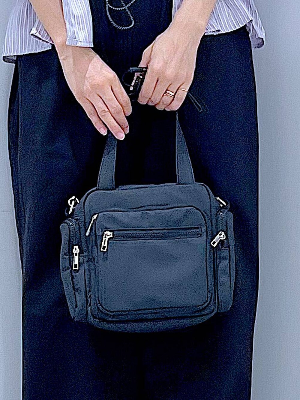 ブラック系のサンダル、ブラック系のその他パンツ、パープル系のシャツ/ブラウスを着用したレディースの夏コーディネートの9枚目の写真