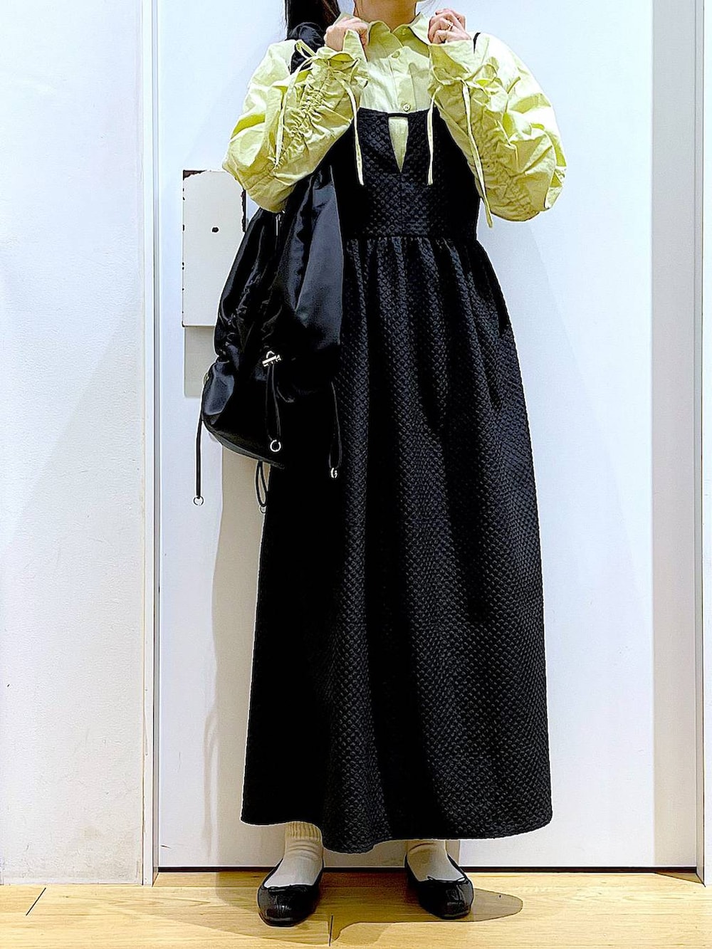 グリーン系のシャツ/ブラウス、ブラック系のバレエシューズ、ブラック系のショルダーバッグを着用したレディースの春コーディネートの6枚目の写真