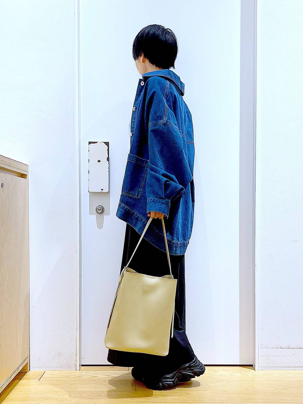 「リラックス、若見え、ゆったり、休日コーデ、骨格ウェーブ、LAKOLE、デニムジャケット、ロンT、スカート、春コーデ、おでかけ、シンプルコーデ、オーバーサイズ、ブーツ、トートバッグ」｜「LAKOLEのニットスニーカーソールブーツ / 140064（ブーツ、ブラック系）」を使った、あおき@LAKOLE海老名さん（レディース・156cm）の冬コーディネートの3枚目の写真