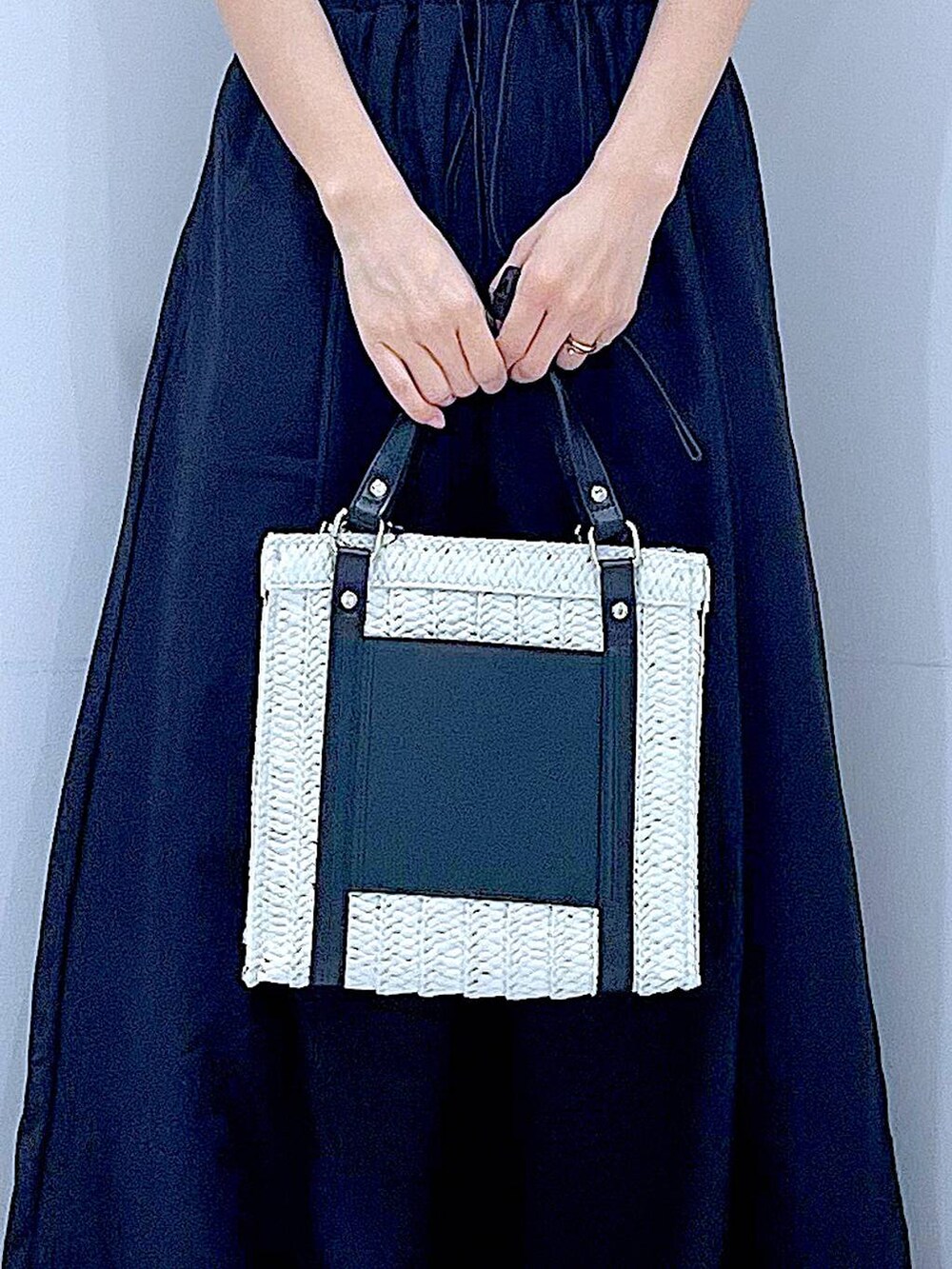 ホワイト系のショルダーバッグ、ホワイト系のサンダル、ベージュ系のTシャツ/カットソーを着用したレディースの夏コーディネートの9枚目の写真