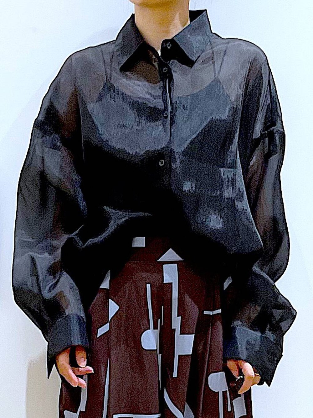 ブラック系のショルダーバッグ、ブラック系のパンプス、ブラウン系のその他パンツを着用したレディースの春コーディネートの7枚目の写真