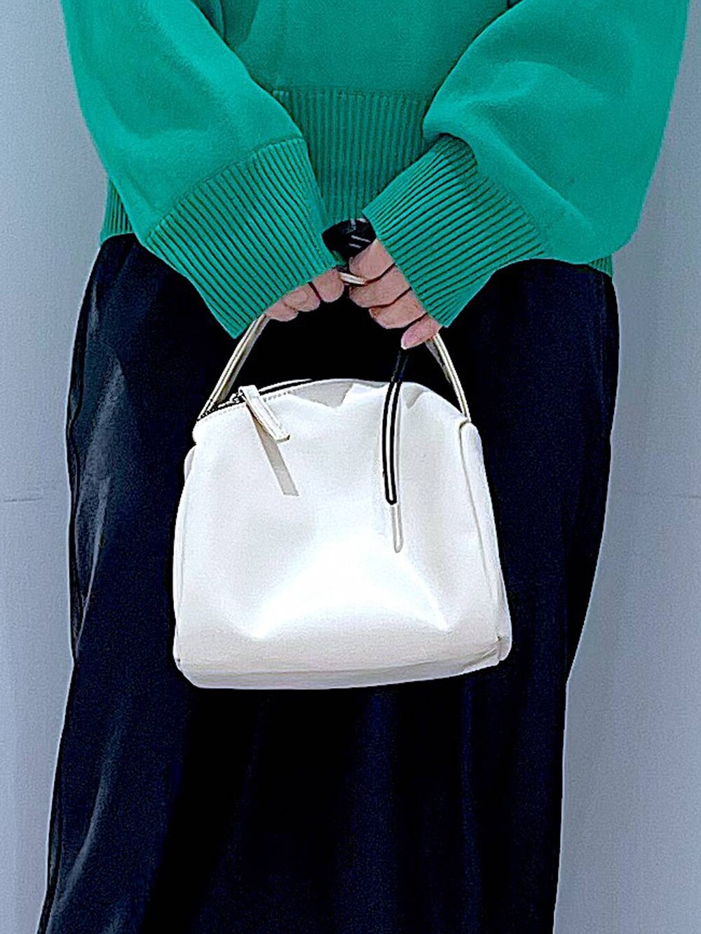 ブラック系のTシャツ/カットソー、ホワイト系のショルダーバッグ、グリーン系のニット/セーターを着用したレディースの春コーディネートの9枚目の写真