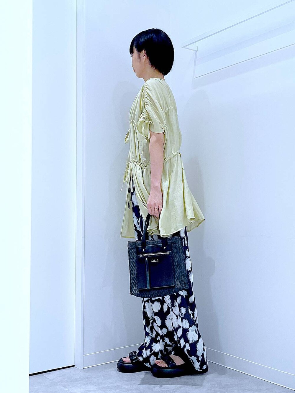 ブラック系のショルダーバッグ、ブラック系のサンダル、ブラック系のその他パンツを着用したレディースの夏コーディネートの3枚目の写真