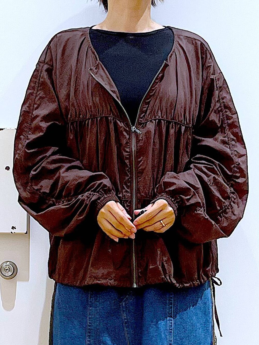 ブラック系のローファー、ブルー系のデニムスカート、ブラック系のTシャツ/カットソーを着用したレディースの秋コーディネートの7枚目の写真