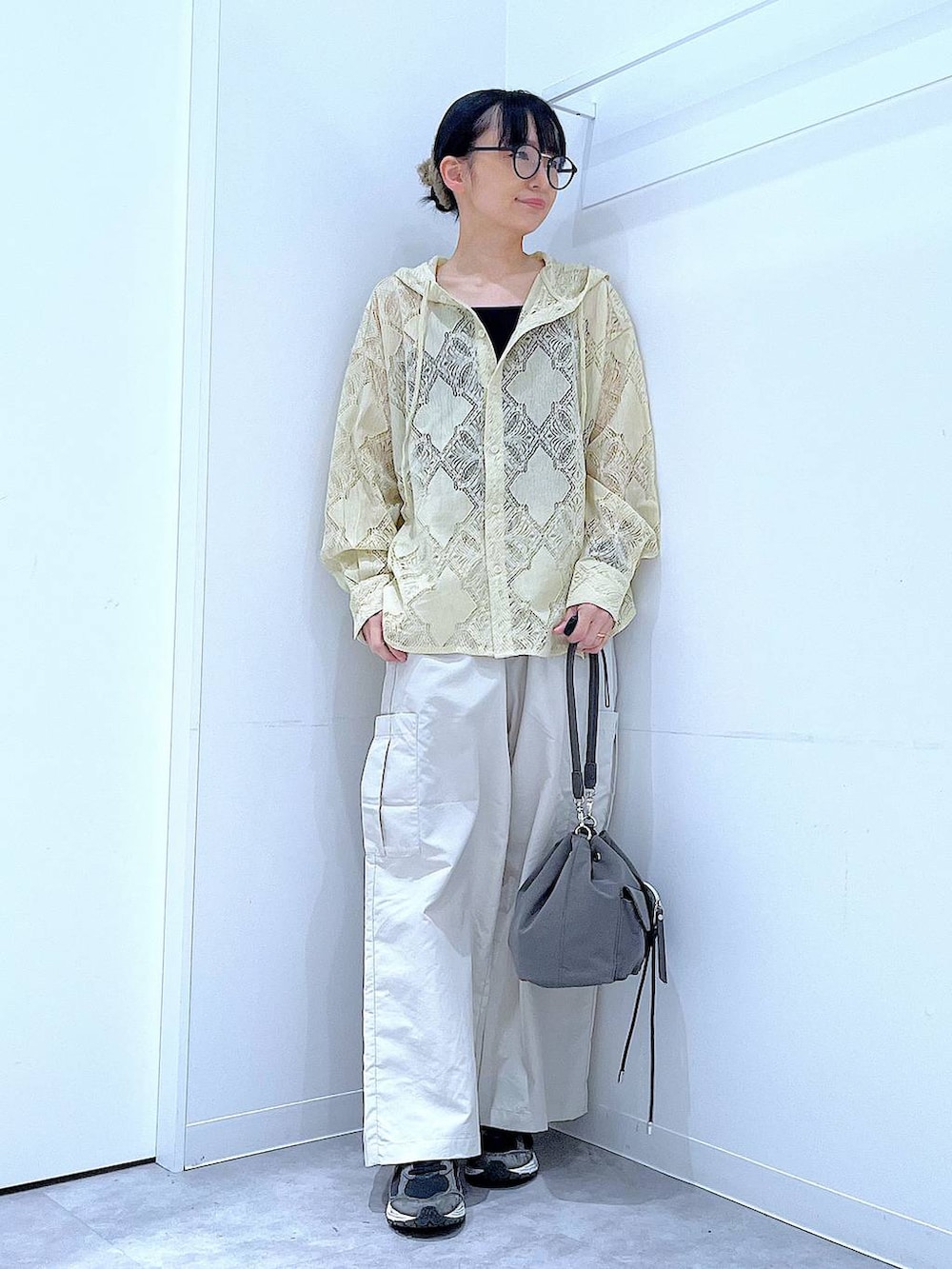 グレー系のショルダーバッグ、ベージュ系のシャツ/ブラウス、ベージュ系のカーゴパンツを着用したレディースの春コーディネートの2枚目の写真