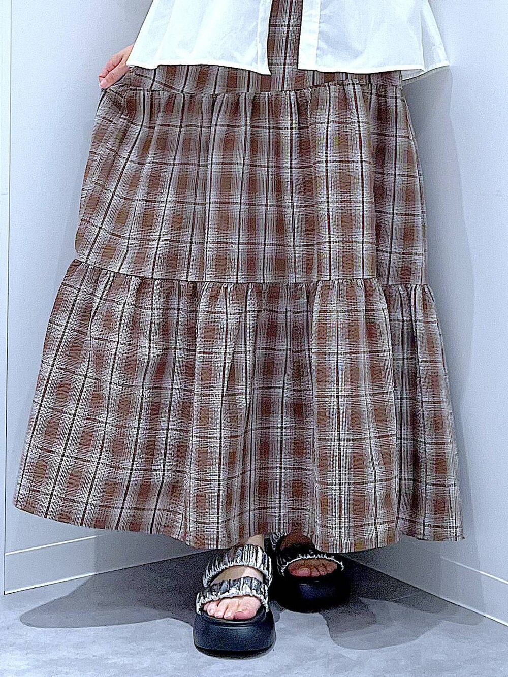 ベージュ系のショルダーバッグ、シルバー系のサンダル、ブラウン系のワンピースを着用したレディースの夏コーディネートの8枚目の写真