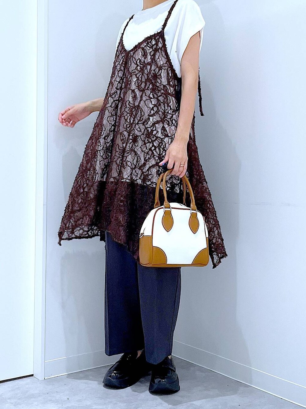 ホワイト系のTシャツ/カットソー、ブラック系のローファー、ベージュ系のチュニックを着用したレディースの夏コーディネートの6枚目の写真