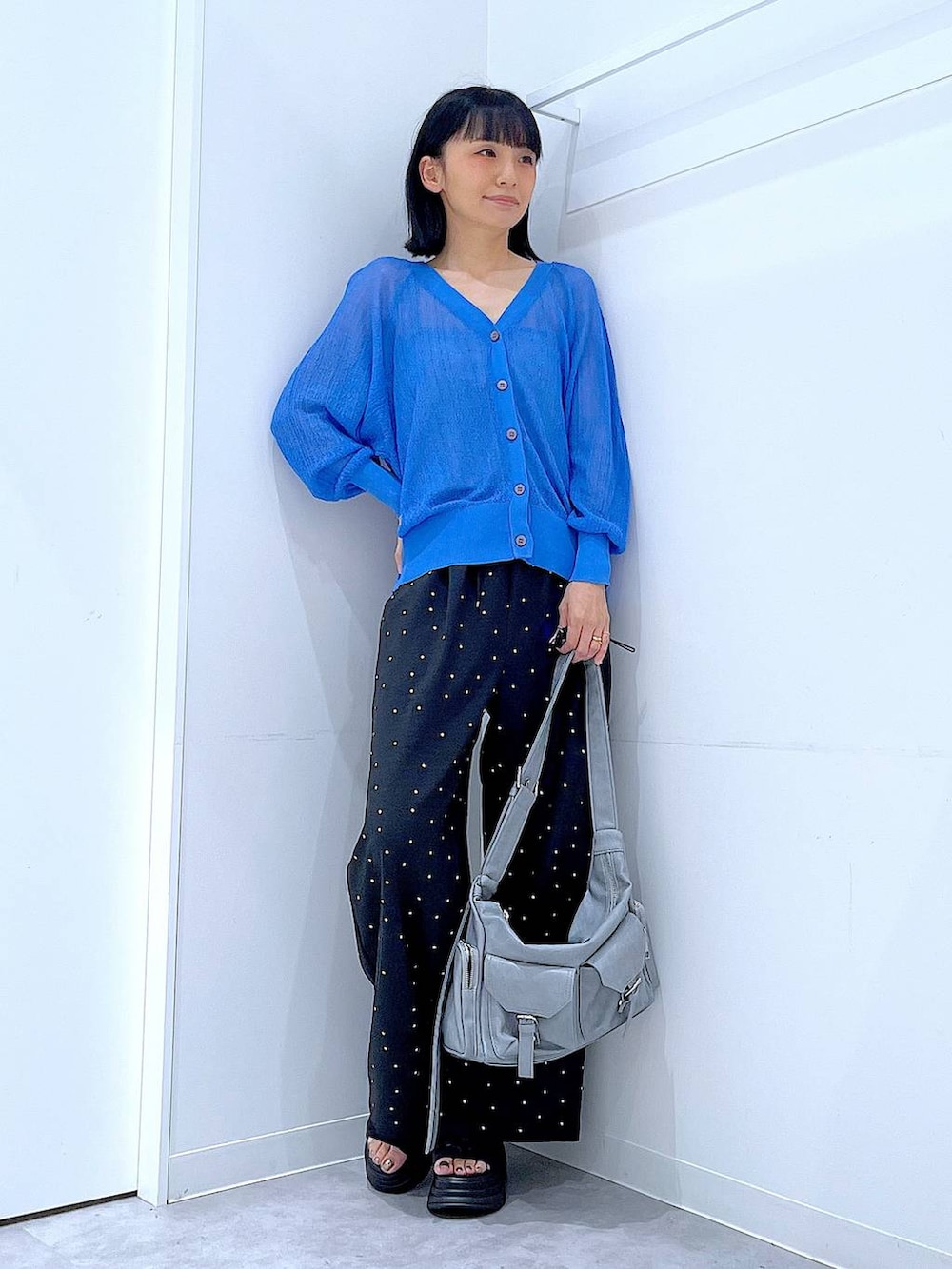 その他のその他パンツ、グレー系のショルダーバッグ、ブラック系のサンダルを着用したレディースの夏コーディネートの2枚目の写真