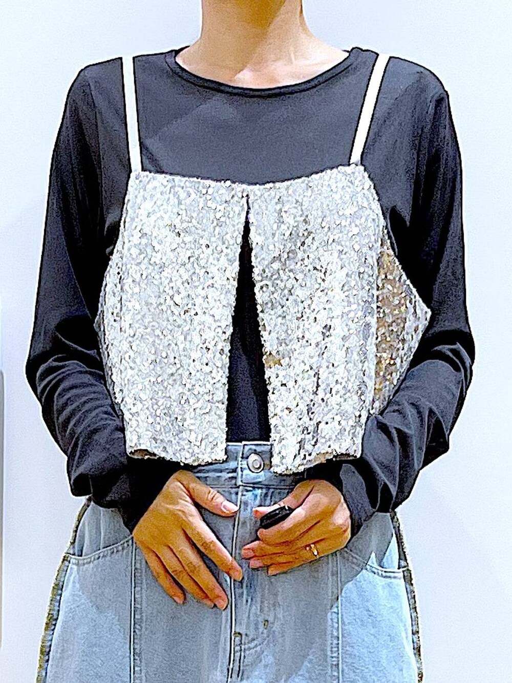 ブラック系のショルダーバッグ、ブラック系のローファー、グレー系のTシャツ/カットソーを着用したレディースの秋コーディネートの7枚目の写真