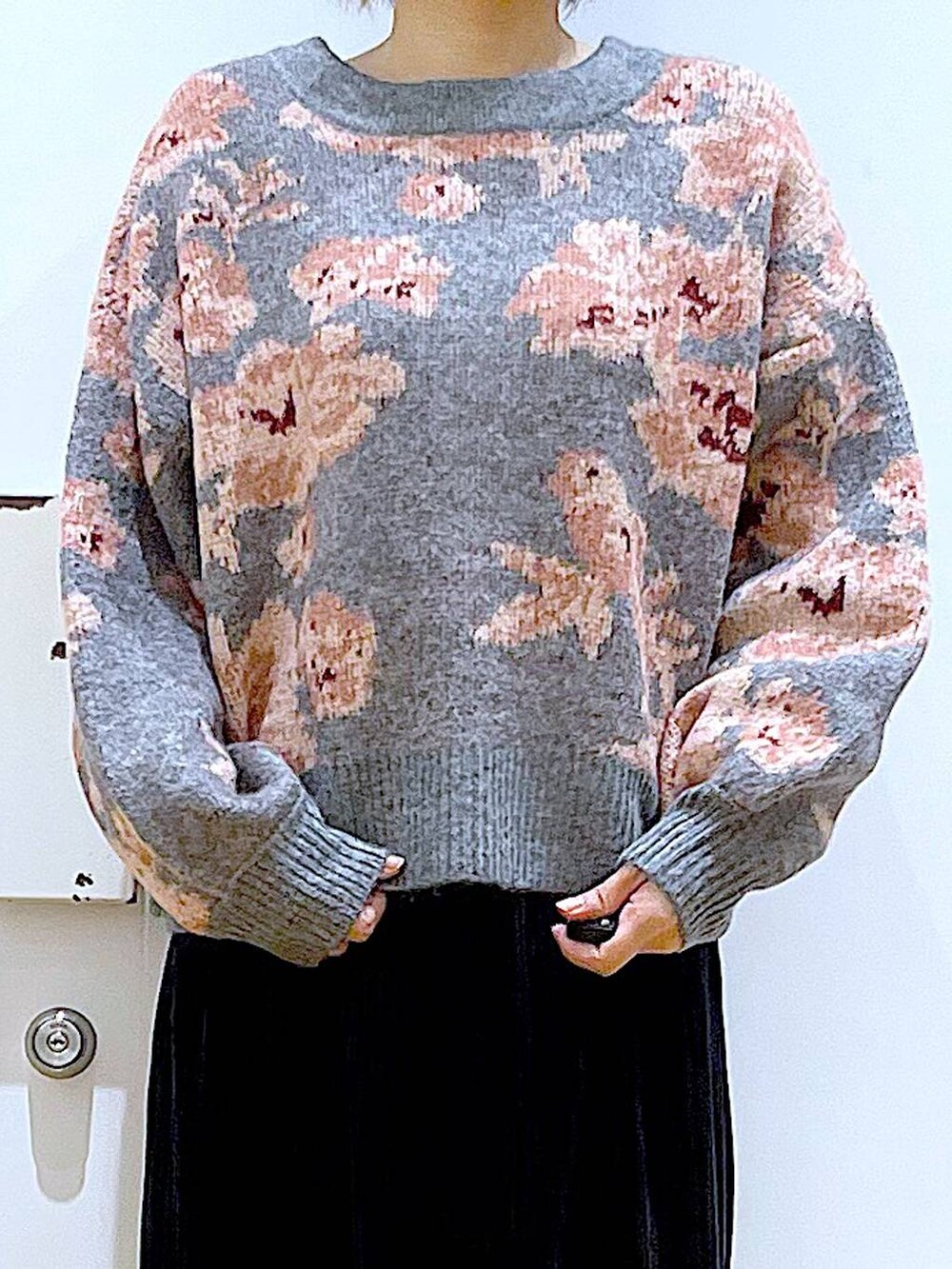 ブラック系のバックパック/リュック、ブラック系のスカート、ブラック系のブーツを着用したレディースの秋コーディネートの7枚目の写真