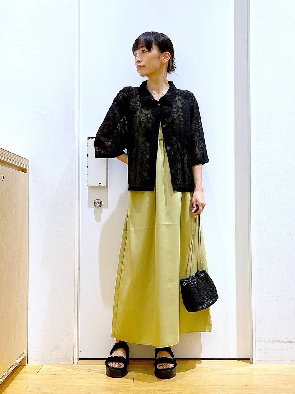 ブラック系のサンダル、ブラック系のシャツ/ブラウス、グリーン系のワンピースを着用したレディースの秋コーディネートの2枚目の写真