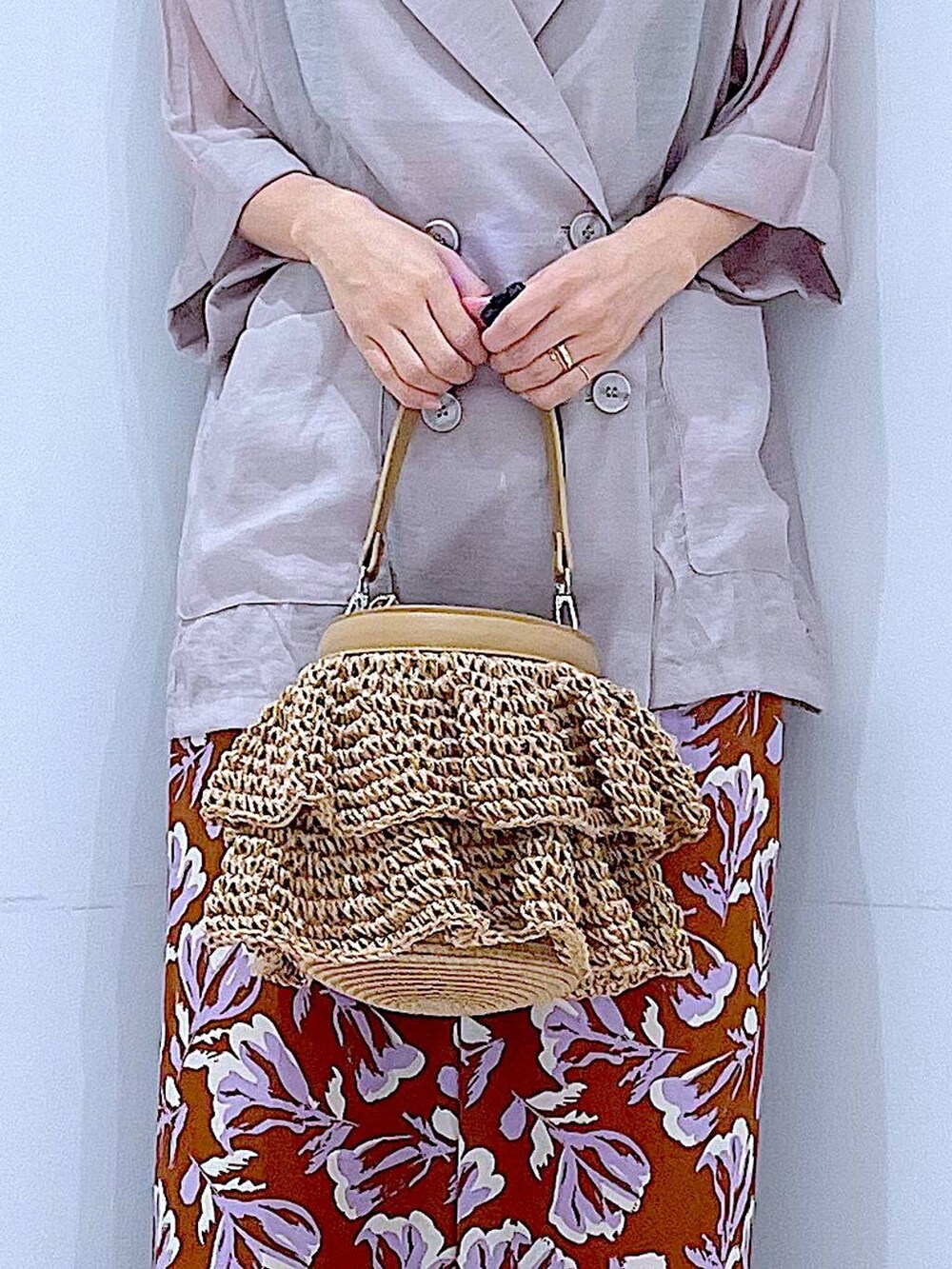 ブラウン系のその他パンツ、ベージュ系のショルダーバッグ、ホワイト系のサンダルを着用したレディースの夏コーディネートの9枚目の写真