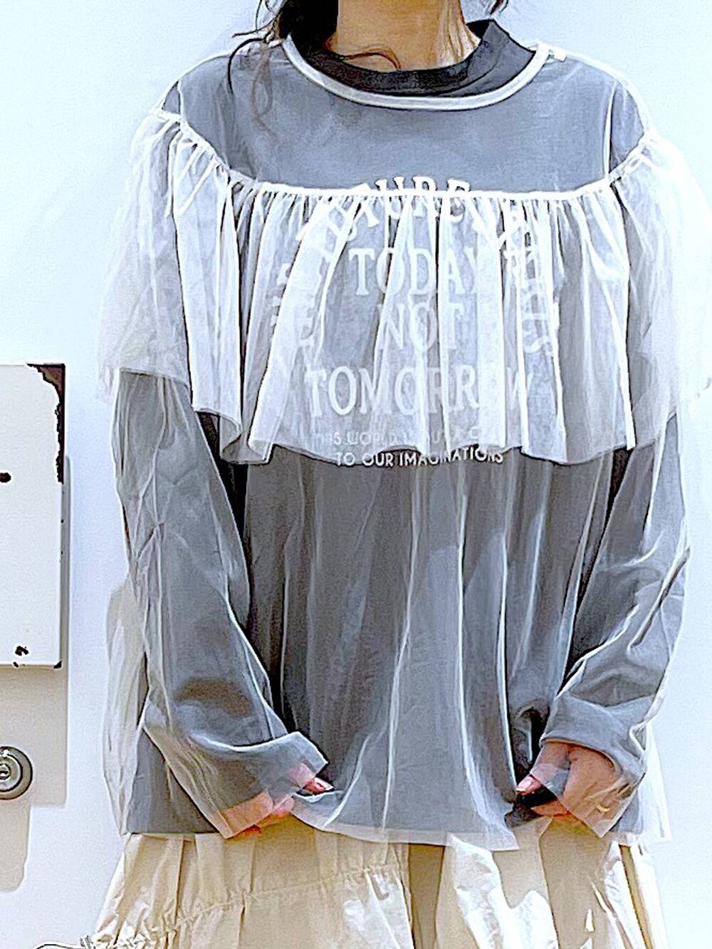 ベージュ系のスニーカー、ホワイト系のその他トップス、ホワイト系のスカートを着用したレディースの春コーディネートの7枚目の写真