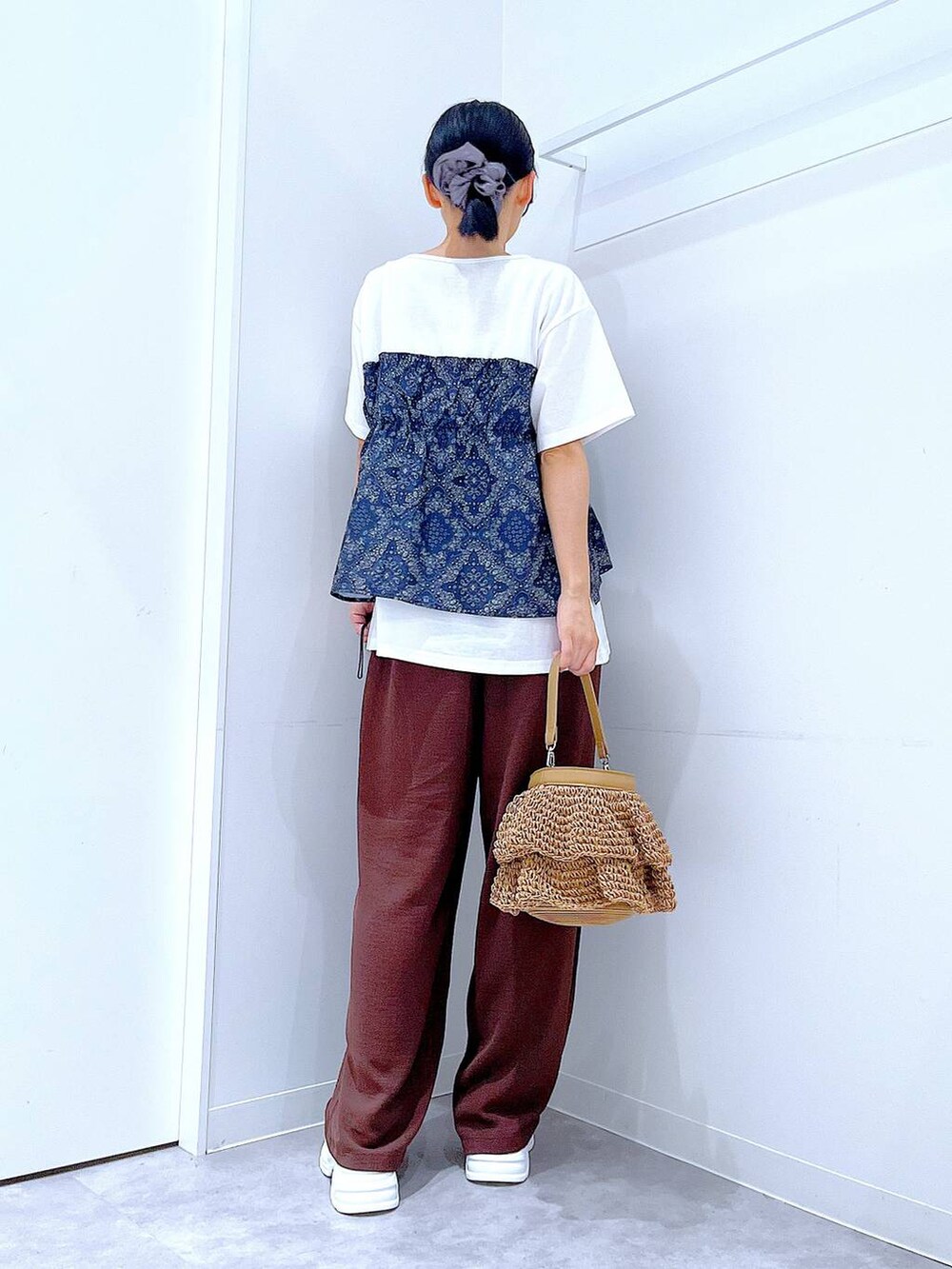 ベージュ系のショルダーバッグ、ホワイト系のサンダル、ホワイト系のTシャツ/カットソーを着用したレディースの夏コーディネートの5枚目の写真