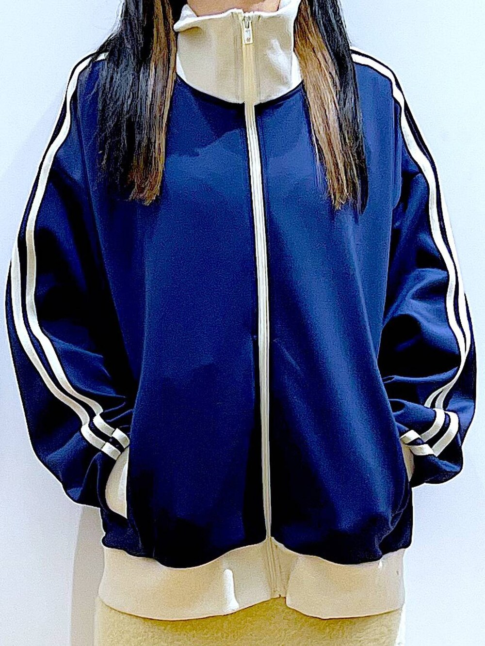 ベージュ系のブーツ、ブルー系のトートバッグ、ブルー系のスウェットを着用したレディースの冬コーディネートの7枚目の写真