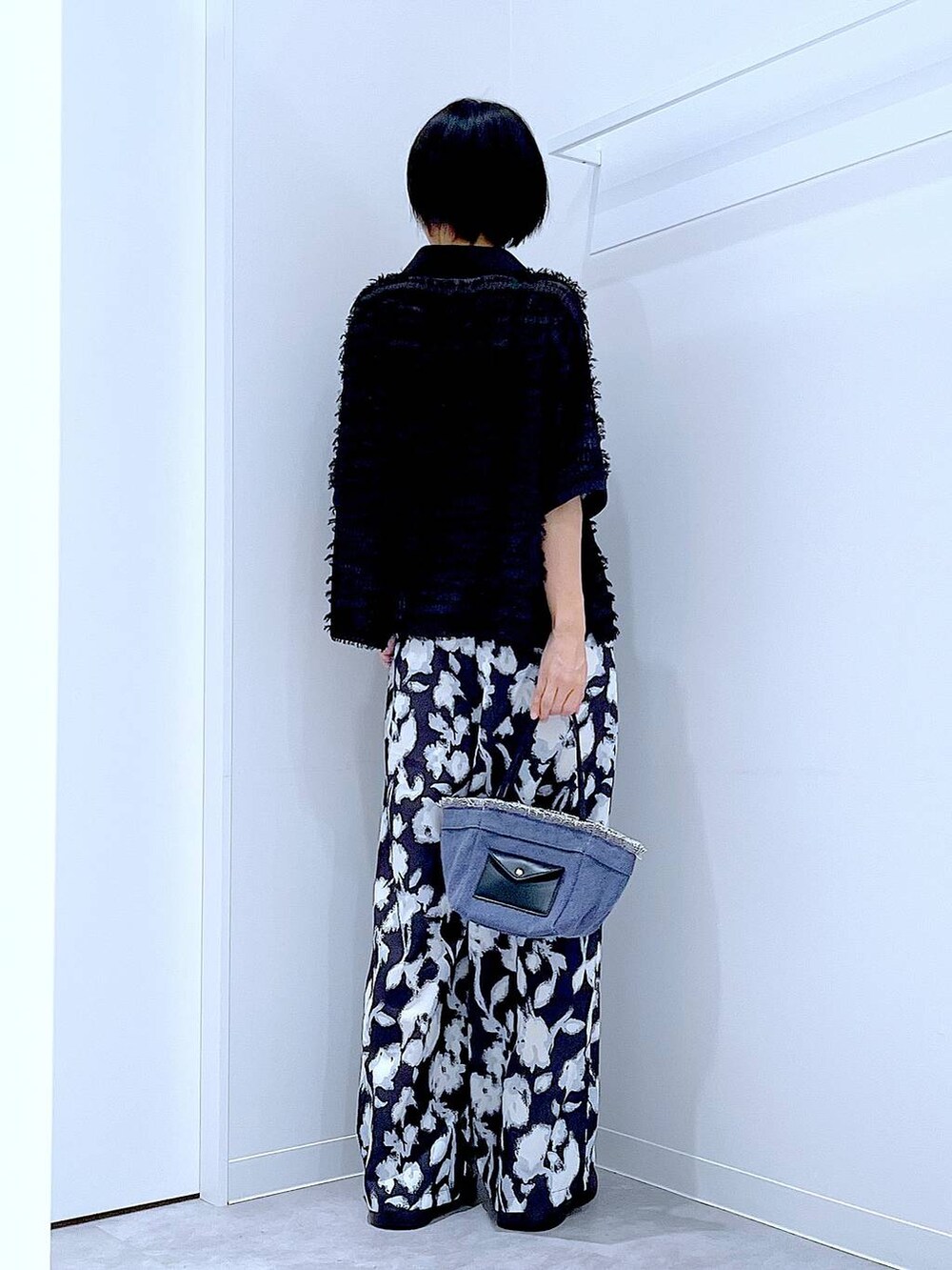 ブルー系のショルダーバッグ、ブラック系のサンダル、ブラック系のその他パンツを着用したレディースの夏コーディネートの5枚目の写真