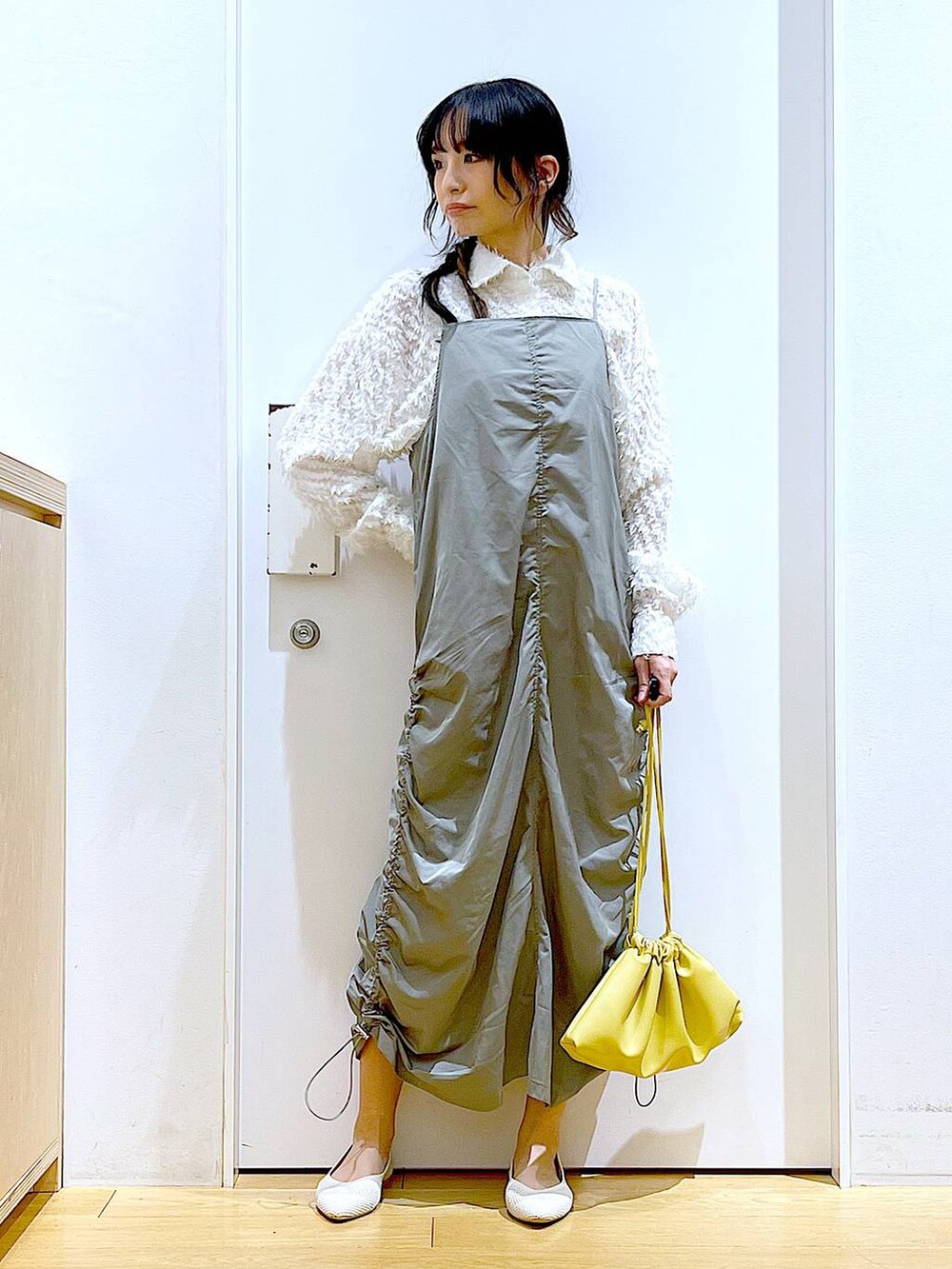 ホワイト系のシャツ/ブラウス、グリーン系のワンピース、イエロー系のショルダーバッグを着用したレディースの春コーディネートの2枚目の写真