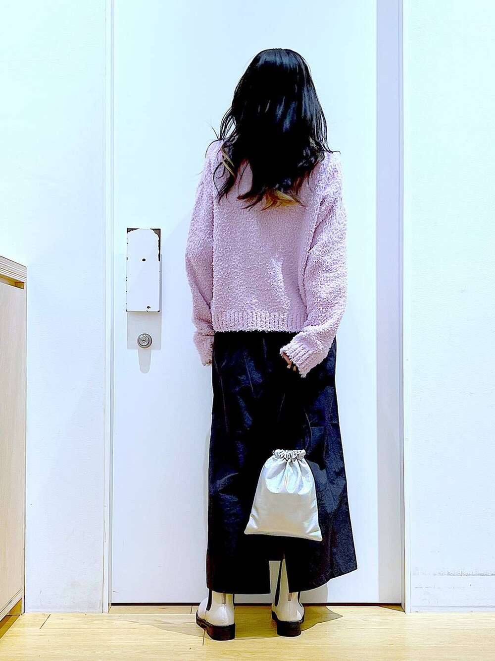 パープル系のニット/セーター、ベージュ系のブーツ、その他のショルダーバッグを着用したレディースの冬コーディネートの5枚目の写真