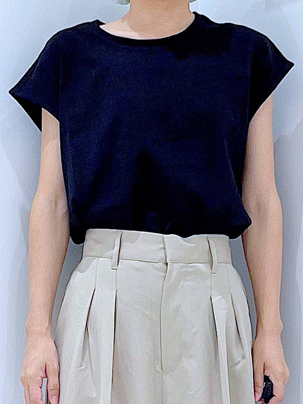 ブラック系のハンドバッグ、ブラック系のサンダル、ベージュ系のその他パンツを着用したレディースの夏コーディネートの7枚目の写真