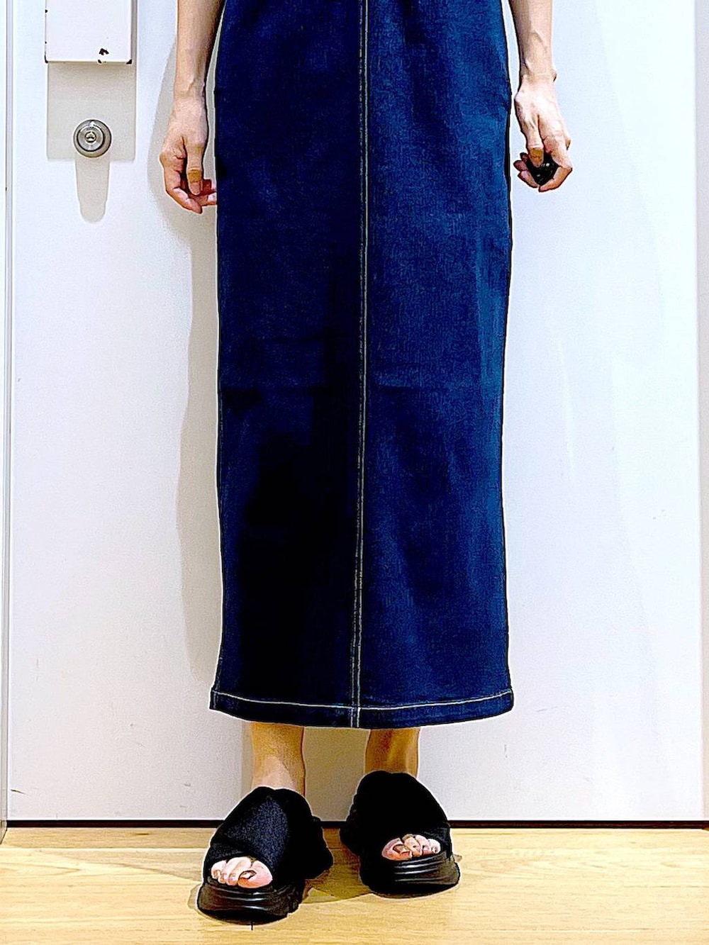 ブルー系のジャンパースカート、ブラウン系のショルダーバッグ、ブラック系のサンダルを着用したレディースの夏コーディネートの8枚目の写真