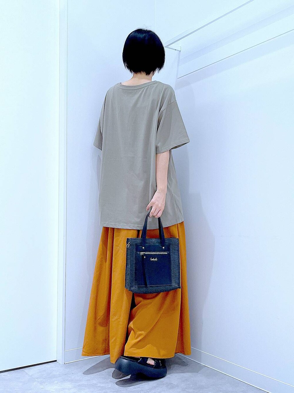 ブラック系のショルダーバッグ、ブラック系のサンダル、ブラウン系のその他パンツを着用したレディースの夏コーディネートの5枚目の写真