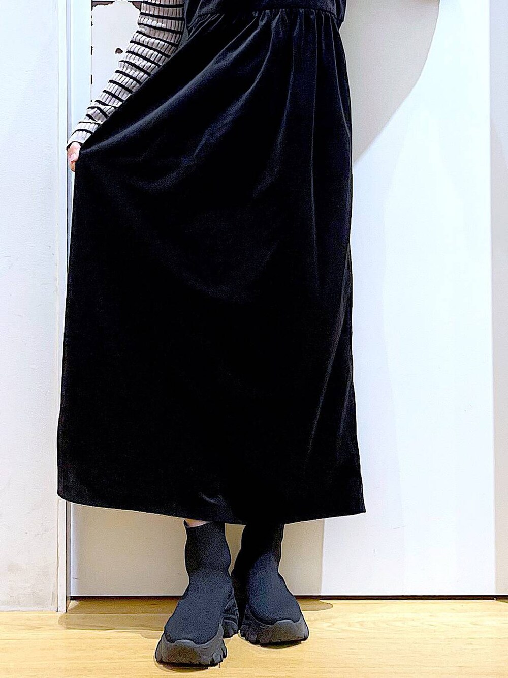 その他のニット/セーター、グレー系のショルダーバッグ、ブラック系のブーツを着用したレディースの冬コーディネートの8枚目の写真