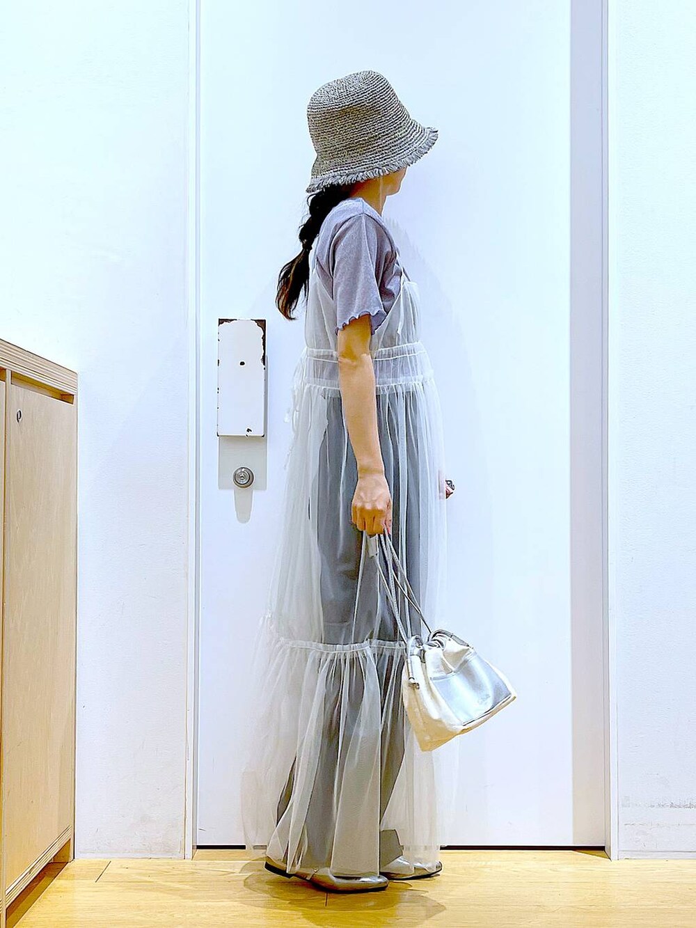 その他のパンプス、ホワイト系のワンピース、ホワイト系のワンピースを着用したレディースの夏コーディネートの4枚目の写真