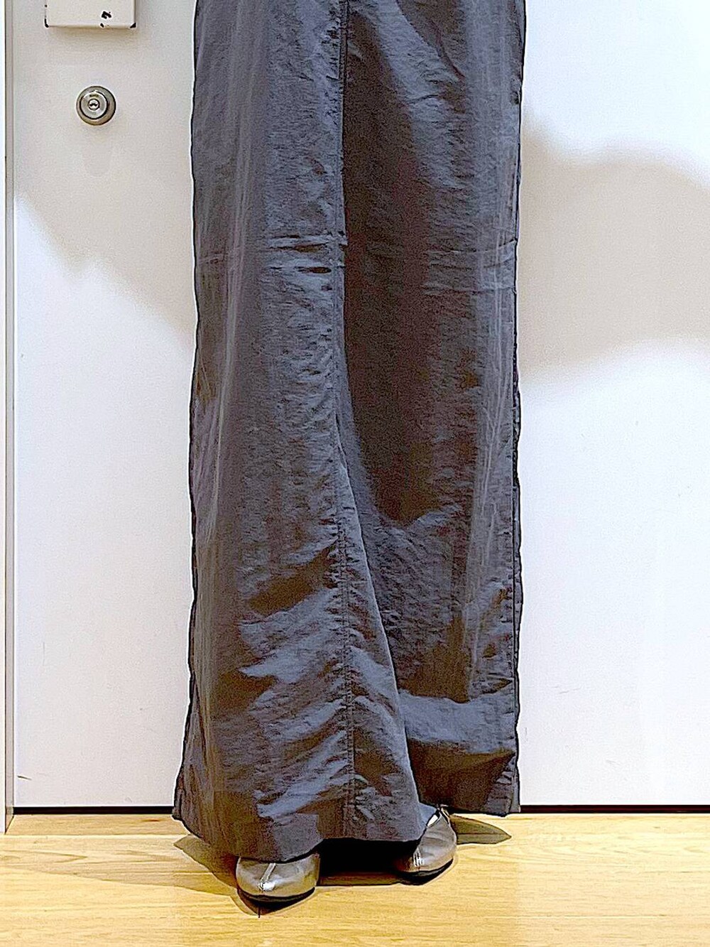 ブラック系のワンピース、その他のパンプス、ブラック系のショルダーバッグを着用したレディースの春コーディネートの8枚目の写真