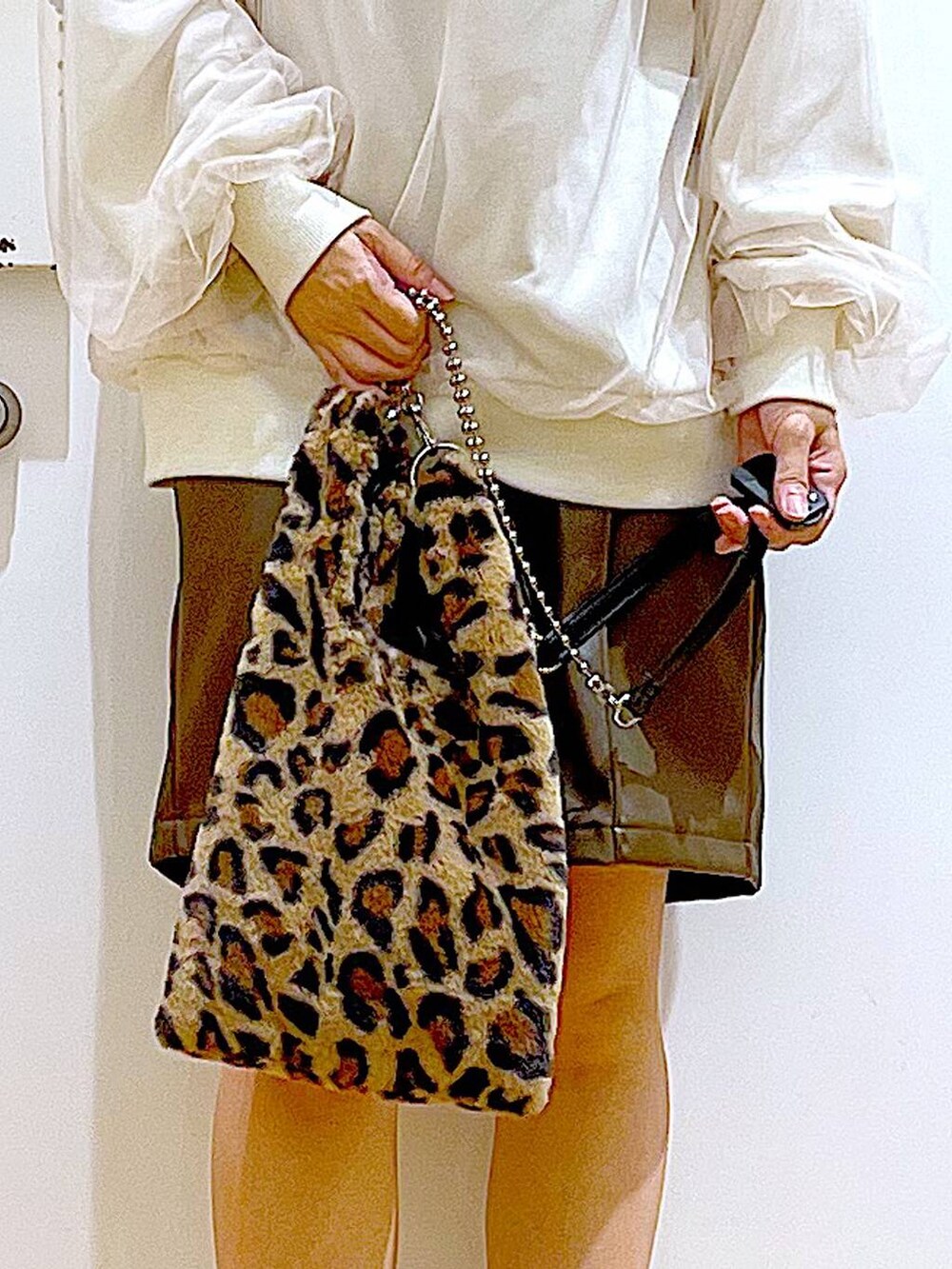 その他のショルダーバッグ、ベージュ系のブーツ、ベージュ系のスウェットを着用したレディースの冬コーディネートの9枚目の写真