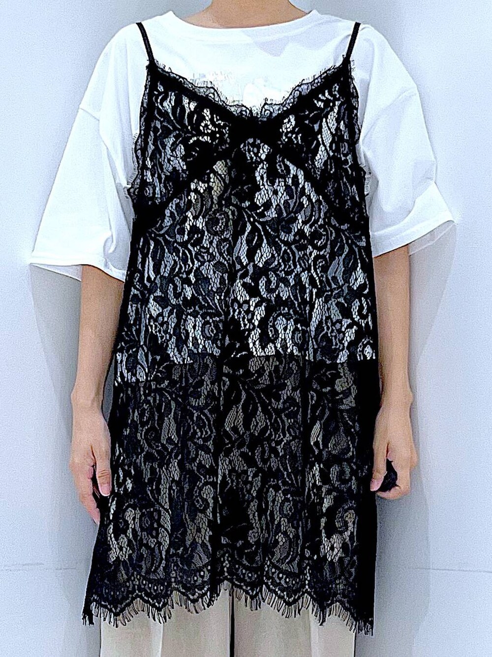 ホワイト系のショルダーバッグ、ブラック系のサンダル、ホワイト系のTシャツ/カットソーを着用したレディースの夏コーディネートの7枚目の写真