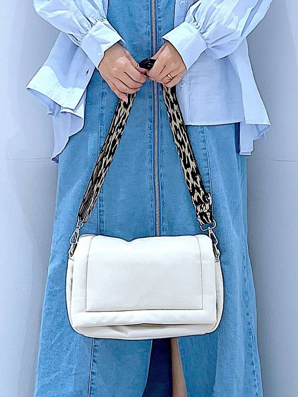 ホワイト系のショルダーバッグ、ブルー系のその他トップス、グレー系のシュシュを着用したレディースの春コーディネートの9枚目の写真