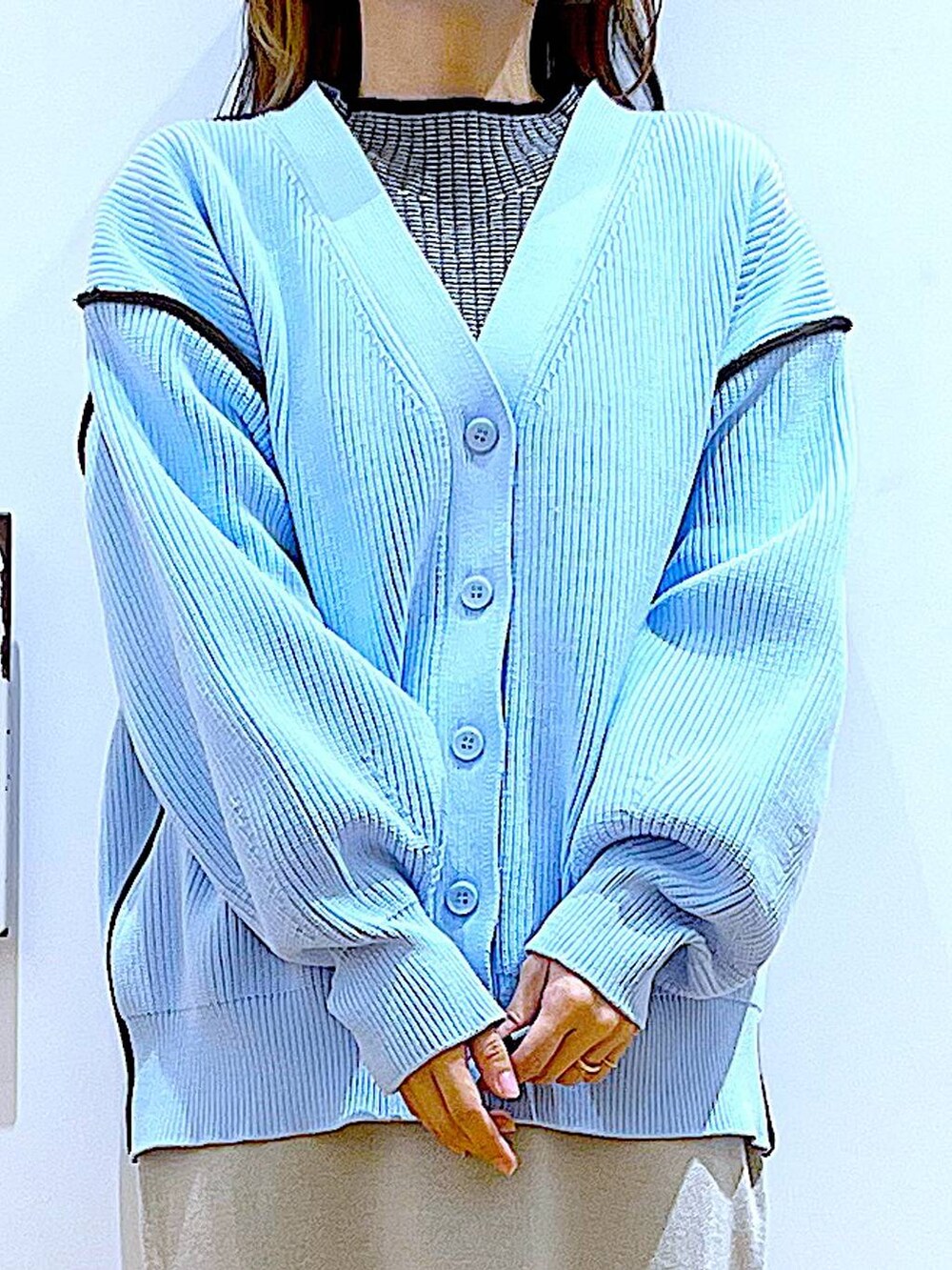 グレー系のスカート、その他のニット/セーター、ベージュ系のブーツを着用したレディースの春コーディネートの7枚目の写真