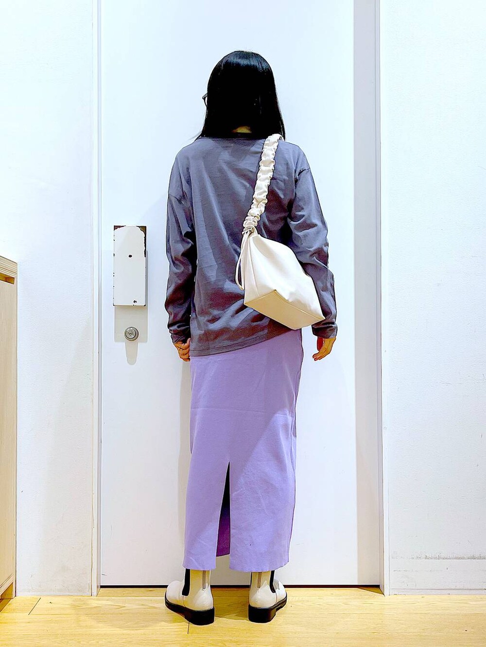 グレー系のTシャツ/カットソー、ベージュ系のその他トップス、ホワイト系のショルダーバッグを着用したレディースの冬コーディネートの5枚目の写真