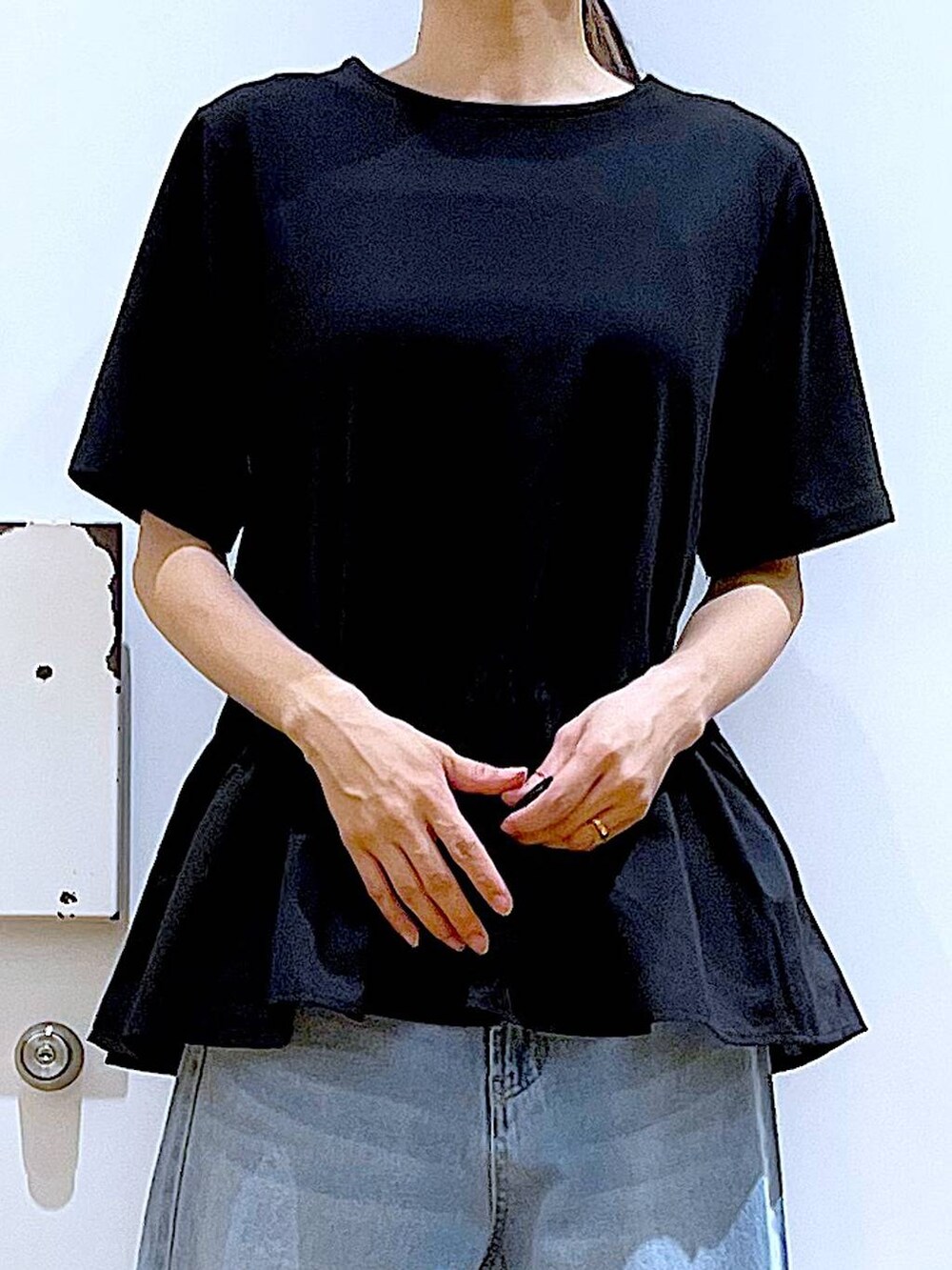 ピンク系のショルダーバッグ、ブルー系のデニムパンツ、ブラック系のTシャツ/カットソーを着用したレディースの夏コーディネートの7枚目の写真
