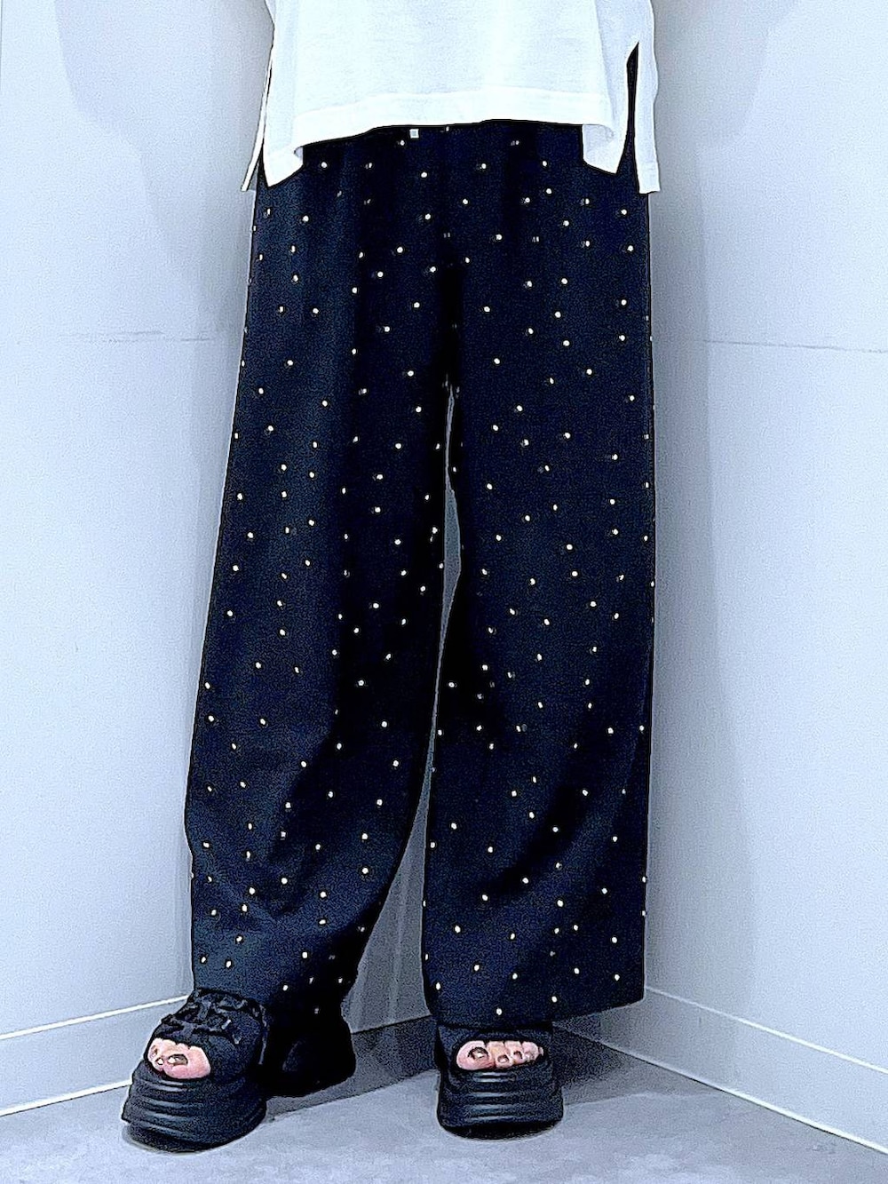 その他のその他パンツ、ブラック系のサンダル、ホワイト系のショルダーバッグを着用したレディースの夏コーディネートの8枚目の写真