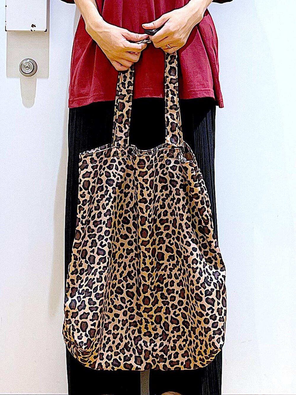 ブラック系のパンプス、ベージュ系のトートバッグ、ブラック系のその他パンツを着用したレディースの夏コーディネートの9枚目の写真