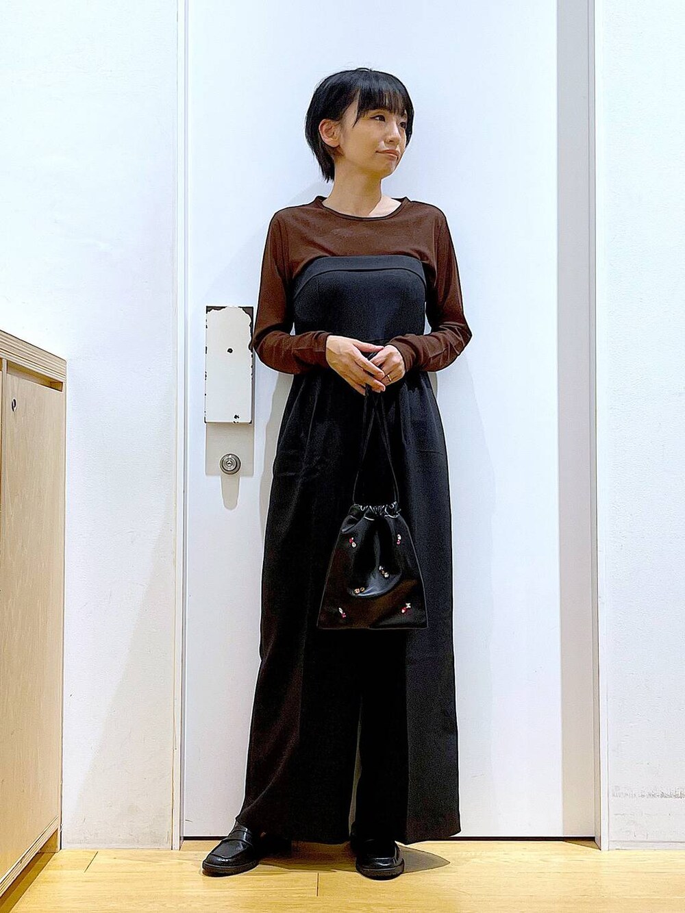 「リラックス、若見え、ゆったり、休日コーデ、骨格ウェーブ、LAKOLE、サロペット、きれいめカジュアル、秋コーデ、シンプルコーデ、ローファー、ショルダーバッグ、おでかけ」｜「LAKOLEのビジュー巾着ショルダーバッグ / 132248（ショルダーバッグ、ブラック系）」を使った、あおき@LAKOLE海老名さん（レディース・156cm）の秋コーディネートの2枚目の写真