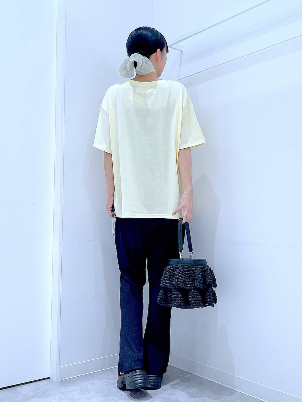 イエロー系のTシャツ/カットソー、ブラック系のその他パンツ、ブラック系のショルダーバッグを着用したレディースの夏コーディネートの5枚目の写真