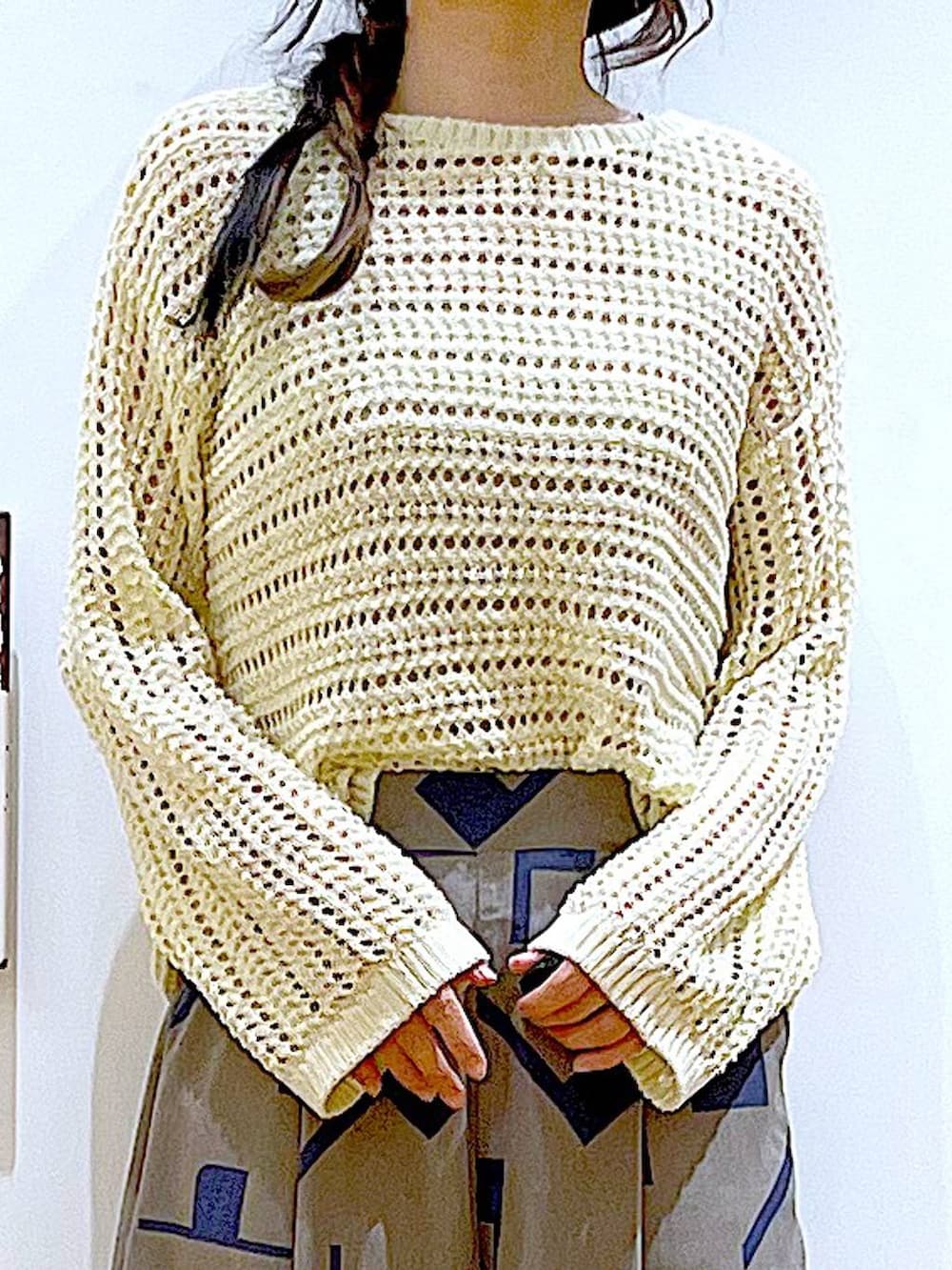 ホワイト系のニット/セーター、イエロー系のショルダーバッグ、ホワイト系のパンプスを着用したレディースの春コーディネートの7枚目の写真