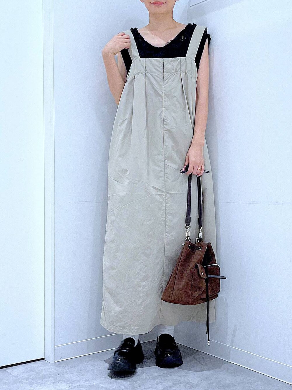 ブラック系のローファー、ブラウン系のショルダーバッグ、グレー系のワンピースを着用したレディースの秋コーディネートの6枚目の写真