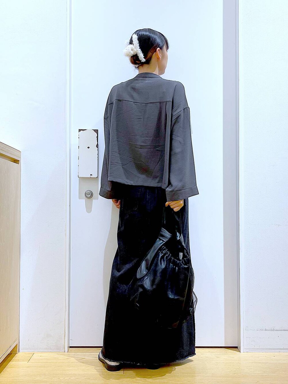 ブラック系のトートバッグ、シルバー系のローファー、グレー系のシャツ/ブラウスを着用したレディースの秋コーディネートの5枚目の写真