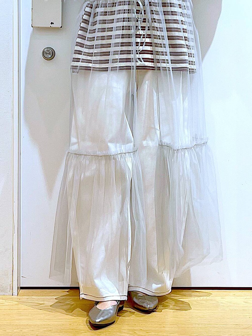 グレー系のワンピース、ホワイト系のその他パンツ、その他のパンプスを着用したレディースの春コーディネートの8枚目の写真