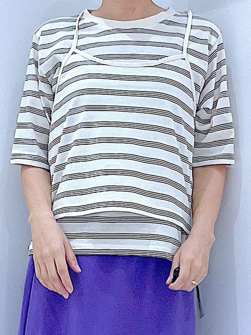 ベージュ系のTシャツ/カットソー、パープル系のスカート、ホワイト系のショルダーバッグを着用したレディースの夏コーディネートの7枚目の写真