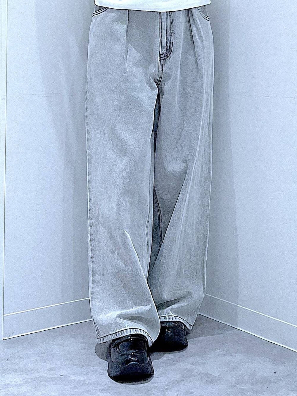 ブラック系のローファー、ブラウン系のショルダーバッグ、ホワイト系のTシャツ/カットソーを着用したレディースの秋コーディネートの8枚目の写真