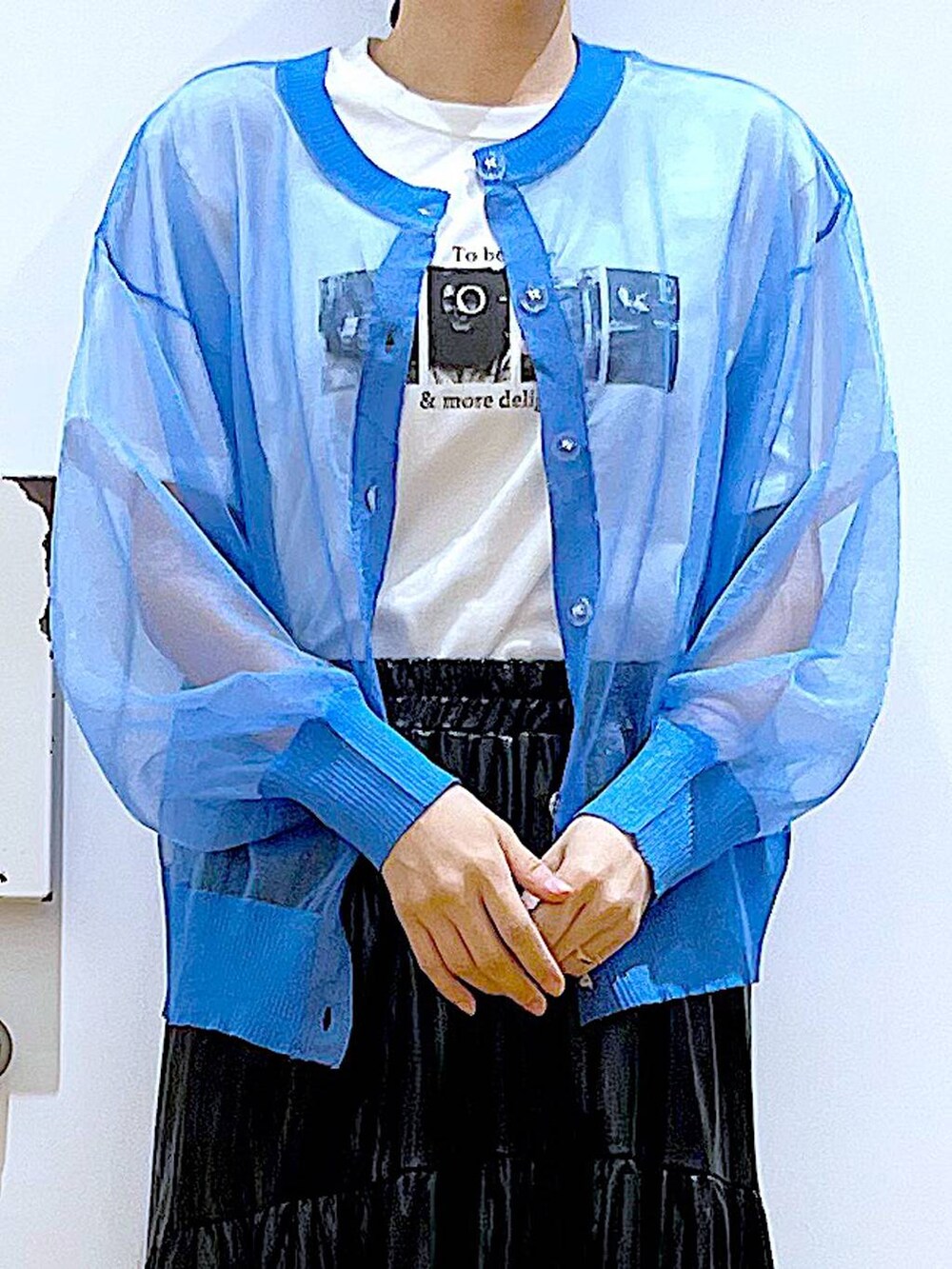 シルバー系のサンダル、ブルー系のカーディガン/ボレロ、ホワイト系のトートバッグを着用したレディースの夏コーディネートの7枚目の写真