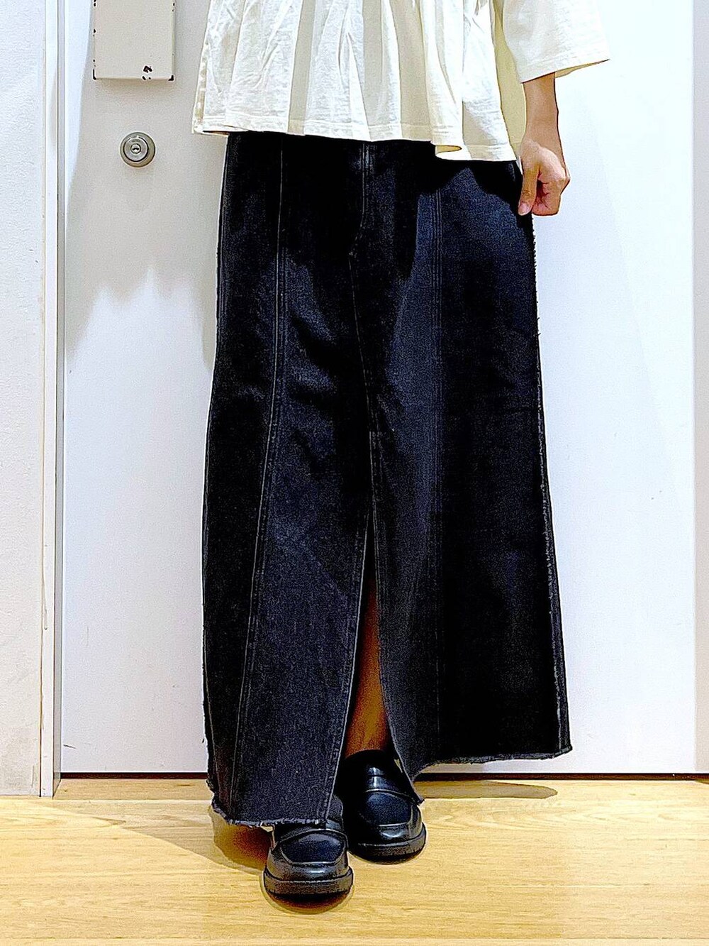 グレー系のショルダーバッグ、ブラック系のローファー、ベージュ系のTシャツ/カットソーを着用したレディースの秋コーディネートの8枚目の写真