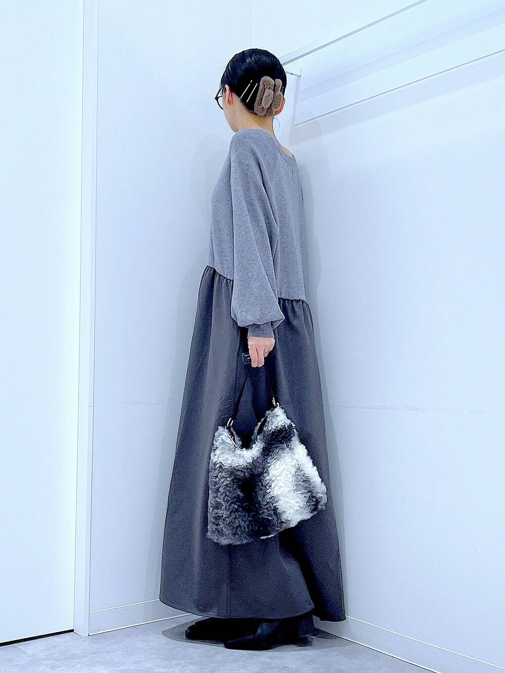 ブラック系のブーツ、ブラック系のショルダーバッグ、グレー系のワンピースを着用したレディースの秋コーディネートの3枚目の写真