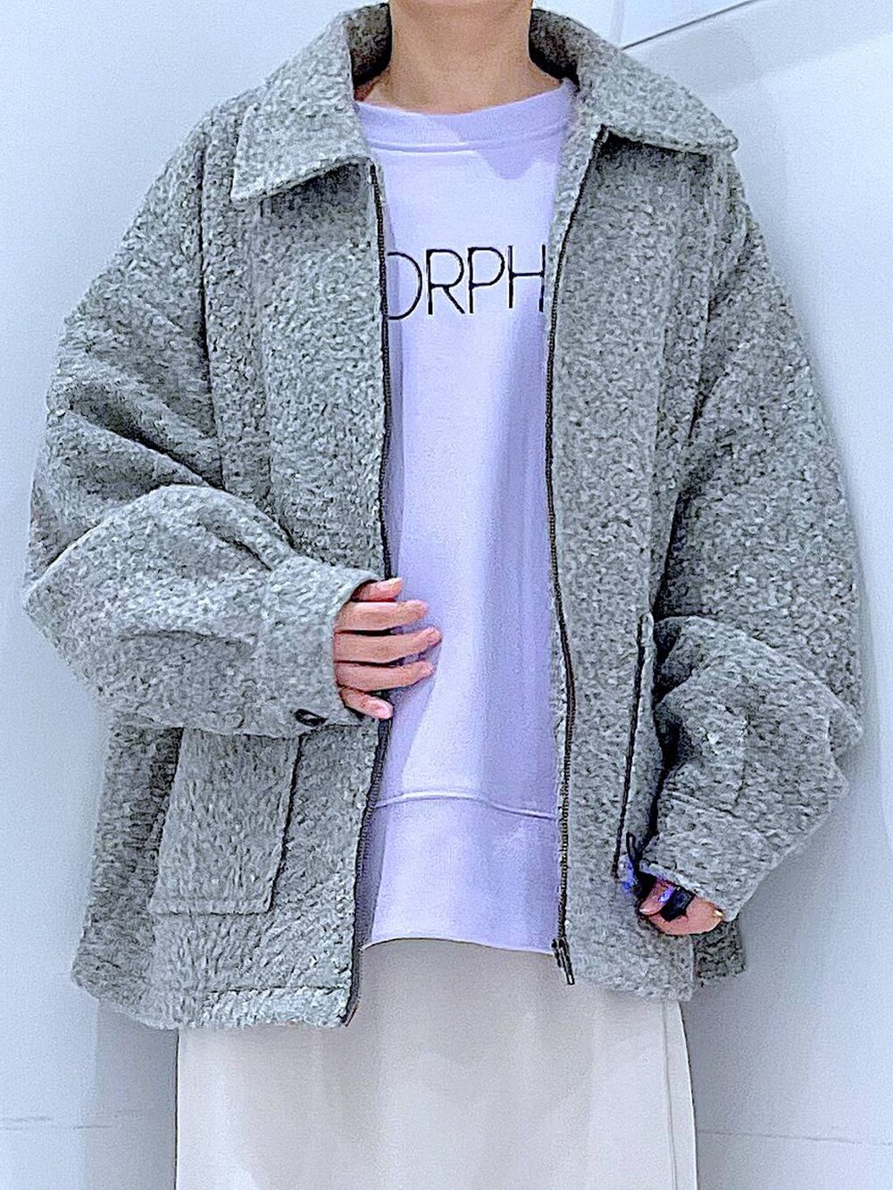 ベージュ系のスカート、グレー系のブルゾン、ブラック系のブーツを着用したレディースの秋コーディネートの7枚目の写真