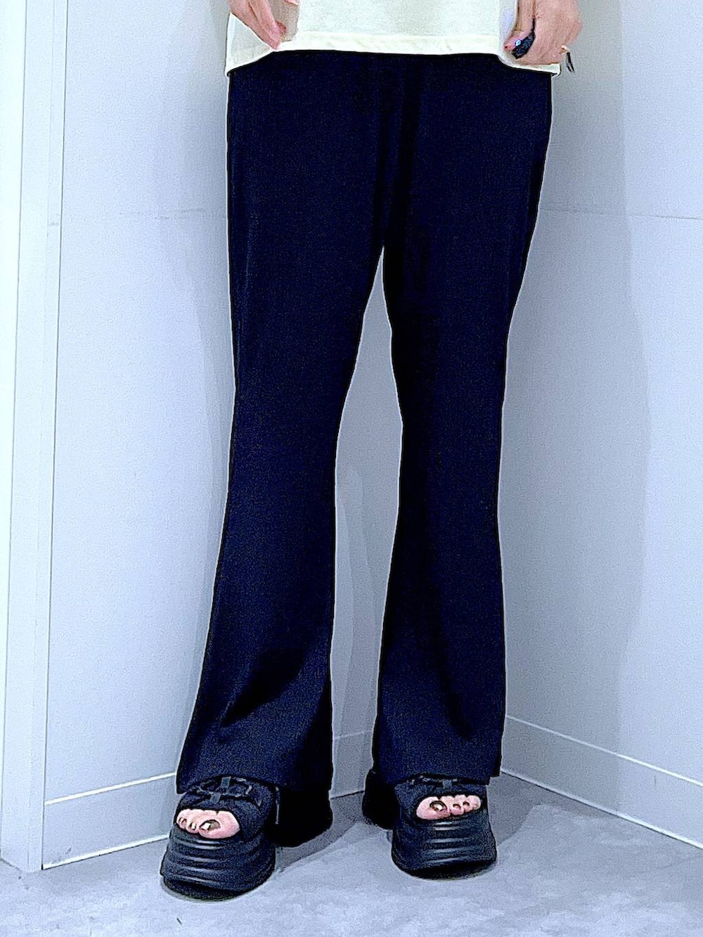 イエロー系のTシャツ/カットソー、ブラック系のその他パンツ、ブラック系のショルダーバッグを着用したレディースの夏コーディネートの8枚目の写真